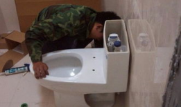 马桶水箱漏水维修视频,跟随维修视频学技巧